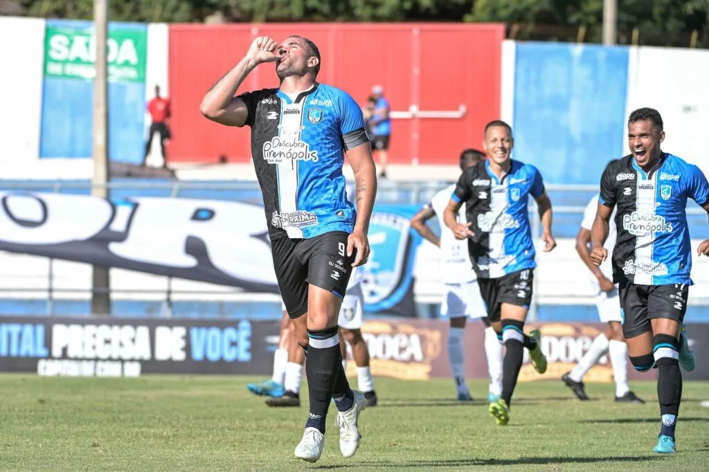 Com hat-trick de Wallace e gol de Quarcoo, Capital vence Ceilândia por 4x1 e segue firme no topo do Candangão.