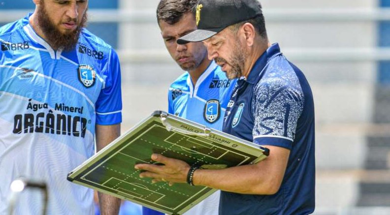 Capital SAF renova com técnico Paulinho Kobayashi após campanha de destaque no Candangão 2024, com foco na base e preparação para Copa do Brasil e Série D 2025.